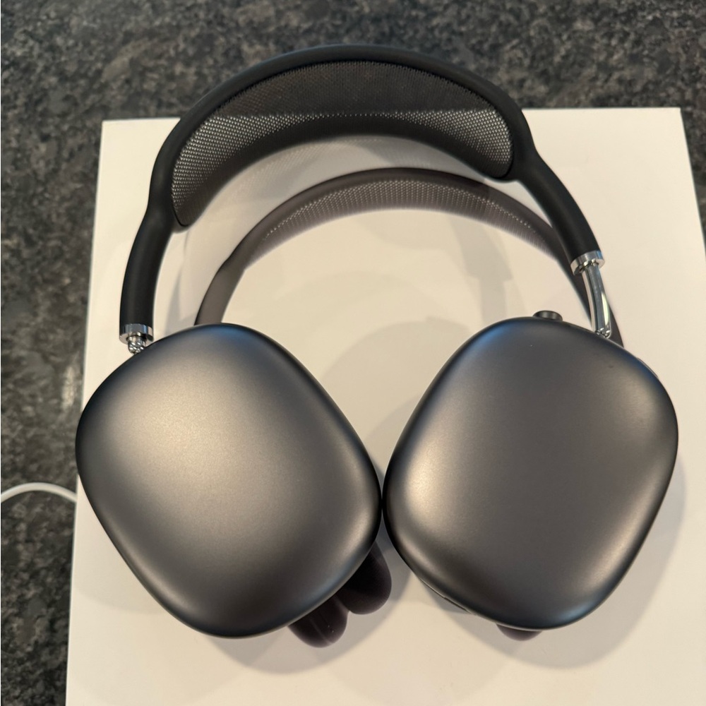 Apple AirPods Max in Space Grey